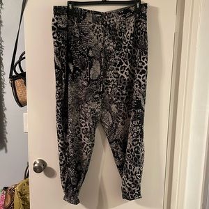 Gently used look new express pants women’s clinic with pockets